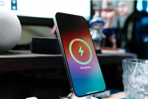 福州苹果15换屏服务分享用什么充电器给iPhone15充电更好 